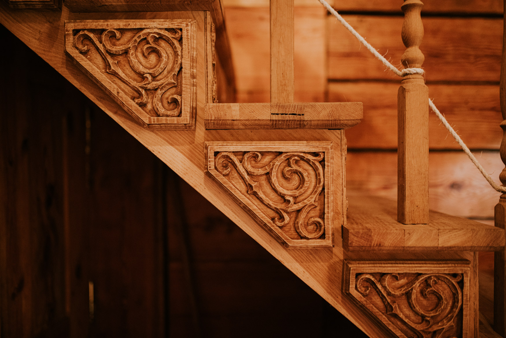 drewniane schody z pięknymi ornamentami